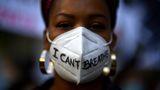 Eine Frau trägt eine Maske mit der Aufschrift "I can't breathe"
