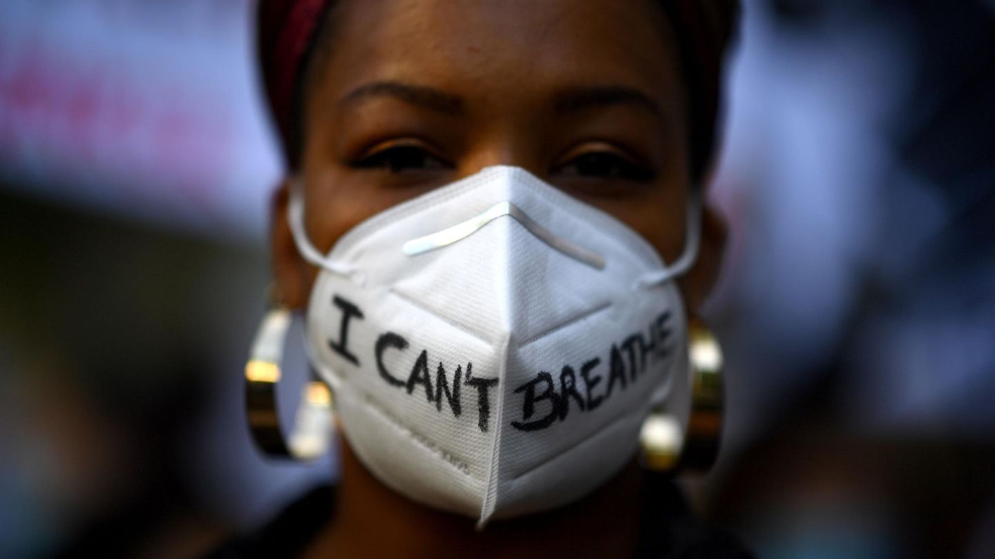 "I can't breathe" Eine Frau trägt eine Maske mit der Aufschrift "I can't breathe"
