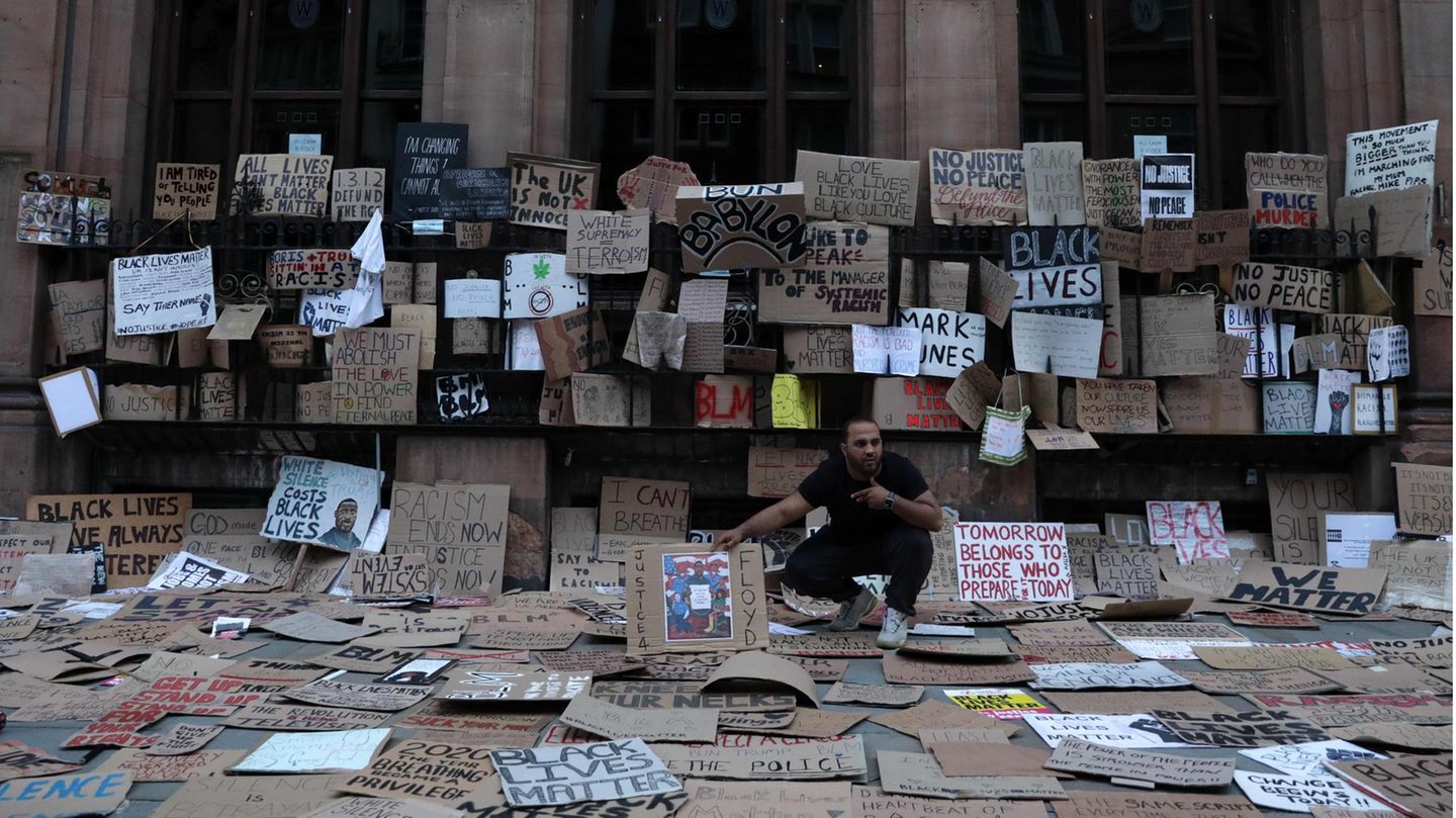 Ihre Botschaften Ein Mann sitzt in einem Schildermeer nach einem Protestzug der "Black Lives Matter"-Bewegung