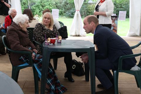 Prinz William unterhält sich mit einer alten Dame
