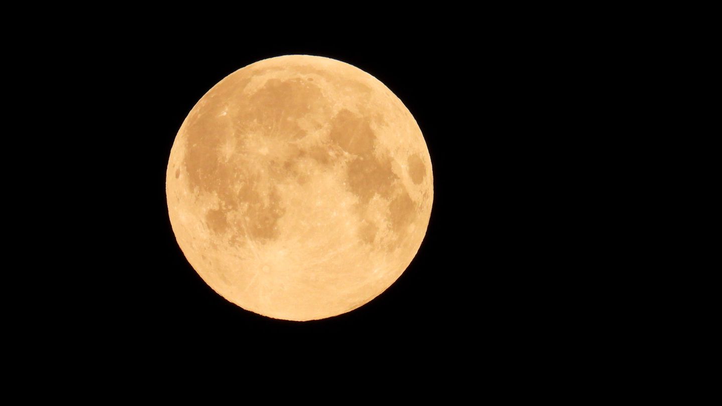 Der Vollmond wird an diesem Mittwoch um zehn Prozent größer erscheinen.