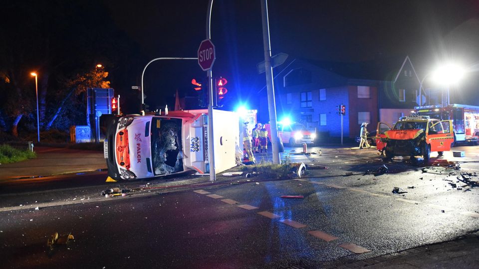 Nach dem Unfall in Herne liegt ein Rettungswagen auf der Seite