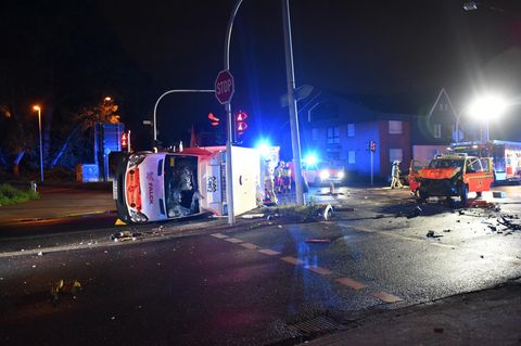 Nach dem Unfall in Herne liegt ein Rettungswagen auf der Seite