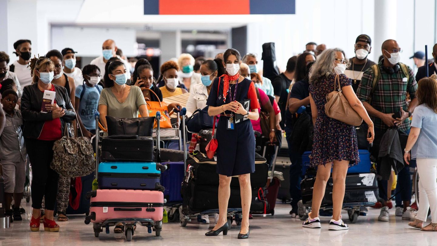 Direktflug  Ein Direktflug bedeutet nicht, dass der Flieger ohne Zwischenstopps ans Ziel gelangt, sondern nur, dass man bei den Zwischenlandungen nicht die Maschine wechseln muss. Wer ohne jede Zwischenlandung ans Ziel kommen will, muss einen Nonstopflug buchen.