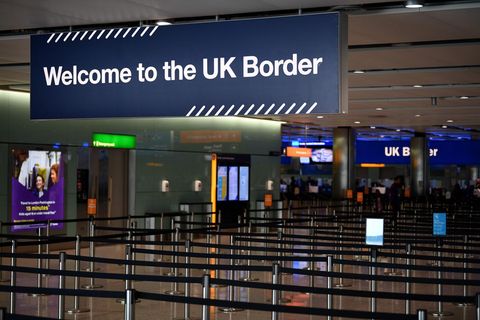 Die Passkontrolle am Flughafen London Heathrow