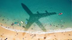 In der Nähe des Flughafens  Diese Umschreibung heißt nicht selten: direkt in der Einflugschneise das Quartier beziehen. Dafür kennt man mit etwas Glück am Urlaubsende jedes Airline-Logo im Heck eines Flugzeuges.