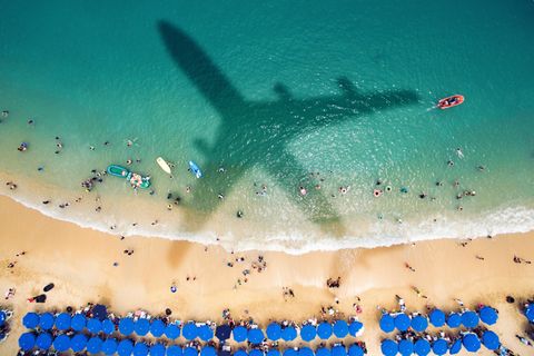 In der Nähe des Flughafens  Diese Umschreibung heißt nicht selten: direkt in der Einflugschneise das Quartier beziehen. Dafür kennt man mit etwas Glück am Urlaubsende jedes Airline-Logo im Heck eines Flugzeuges.