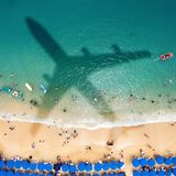 In der Nähe des Flughafens  Diese Umschreibung heißt nicht selten: direkt in der Einflugschneise das Quartier beziehen. Dafür kennt man mit etwas Glück am Urlaubsende jedes Airline-Logo im Heck eines Flugzeuges.