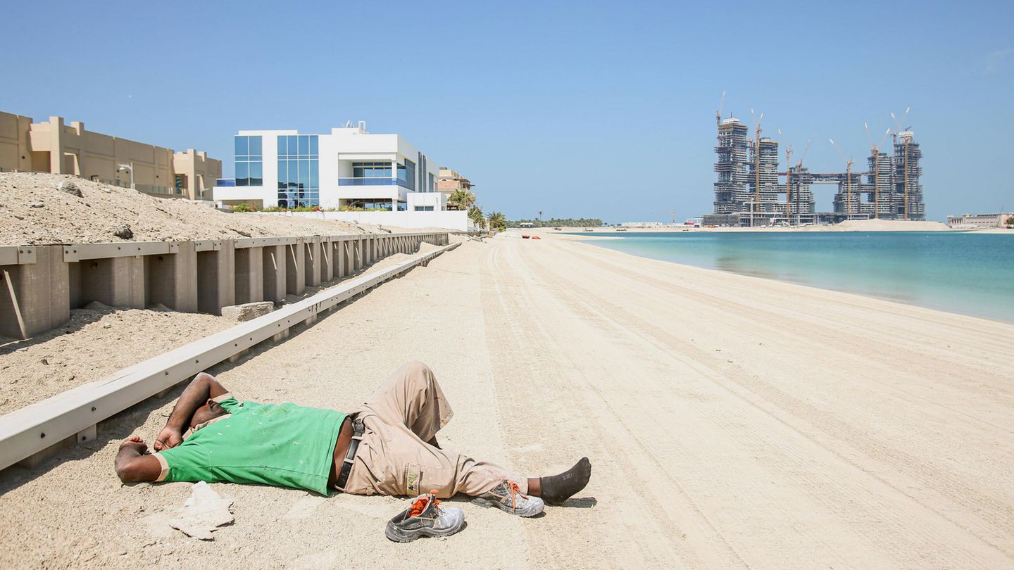 Aufstrebender Ferienort  Ein "aufstrebender Ferienort" ist die freundliche Umschreibung für Großbaustelle. So beschriebene Urlaubsorte sind meist noch etwas unterentwickelt, also oft Fehlanzeige was Bars und Geschäfte, Boutiquen oder eine Strandpromenade angeht.