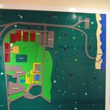 Direkt am Meer  Liegt das Hotel laut Prospekt "direkt am Meer", darf man nicht automatisch davon ausgehen, dass es auch am Strand liegt. Eher schon, dass es am Hafen oder an einer Steilküste liegt. Wer dieses Hotel bucht, sollte also auch gleich Zeit für den Fußmarsch oder die Busfahrt zur nächsten Bademöglichkeit einplanen.