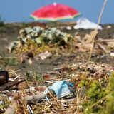 Naturstrand  Hört sich nach Öko an, kann aber das Gegenteil bedeuten. Ein "naturbelassener Strand" ist üblicherweise ungepflegt. So kann zum Beispiel angeschwemmter Abfall die Badefreuden trüben. Üblicherweise gibt es an solchen Stränden weder Toiletten noch Umkleidekabinen.