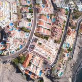 Meerseite  Ein Zimmer zur "Meerseite" garantiert bei weitem nicht immer Blick aufs Wasser, den gibt's nur bei "Meerblick". Meerseite bedeutet meist, dass zwischen Hotel und Meer noch andere Gebäude liegen, die den Blick aufs Meer versperren.