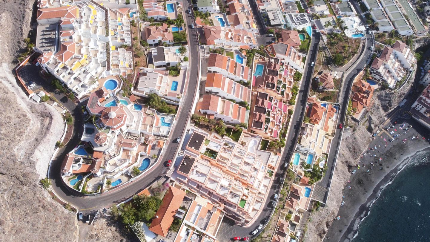 Meerseite  Ein Zimmer zur "Meerseite" garantiert bei weitem nicht immer Blick aufs Wasser, den gibt's nur bei "Meerblick". Meerseite bedeutet meist, dass zwischen Hotel und Meer noch andere Gebäude liegen, die den Blick aufs Meer versperren.