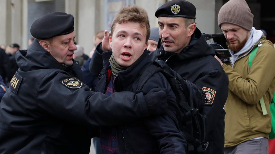 Die weißrussische Polizei verhaftet den Journalisten Roman Protassewitsch