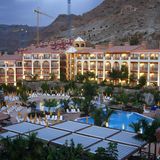 Neu eröffnet oder für junge Leute  Bei einem neu eröffneten Haus sollten Sie mit Störungen im Betriebsablauf und einer kahlen Gartenanlage rechnen. Statt Fahrstuhl gähnt oft nur ein leerer Schacht, manchmal sind ganze Stockwerke eines Hotels noch nicht fertig ausgebaut. In einem Hotel für junge Leute besteht eine realistische Chance, wegen des hämmernden Technosounds kein Auge zuzukriegen.