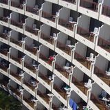 Meerblick  Erst die Bezeichnung "Meerblick" meint den unverbauten Blick auf das Meer. Allerdings gibt es auch hier Einschränkungen: Ein "seitlicher Meeresblick" ist manchmal nur zu erhaschen, wenn man sich über die Balkonbrüstung lehnt.