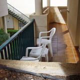 Rustikale und individuelle Zimmer  "Rustikal eingerichtet" meint Einfach-Möblierung. "Individuell eingerichtet" dagegen kann auch zusammengewürfelt bedeuten.