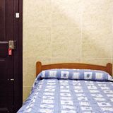 Zweckmäßig eingerichtete Zimmer  Eine missverständliche Formulierung, denn sie ist keineswegs in der Bedeutung von "praktisch" oder den "Urlaubszwecken entsprechend" zu verstehen, sondern als einfach bis ärmlich. Wird eine Unterkunft als "sauber und zweckmäßig" beschrieben, steht gerade mal das allernötigste Mobiliar herum.