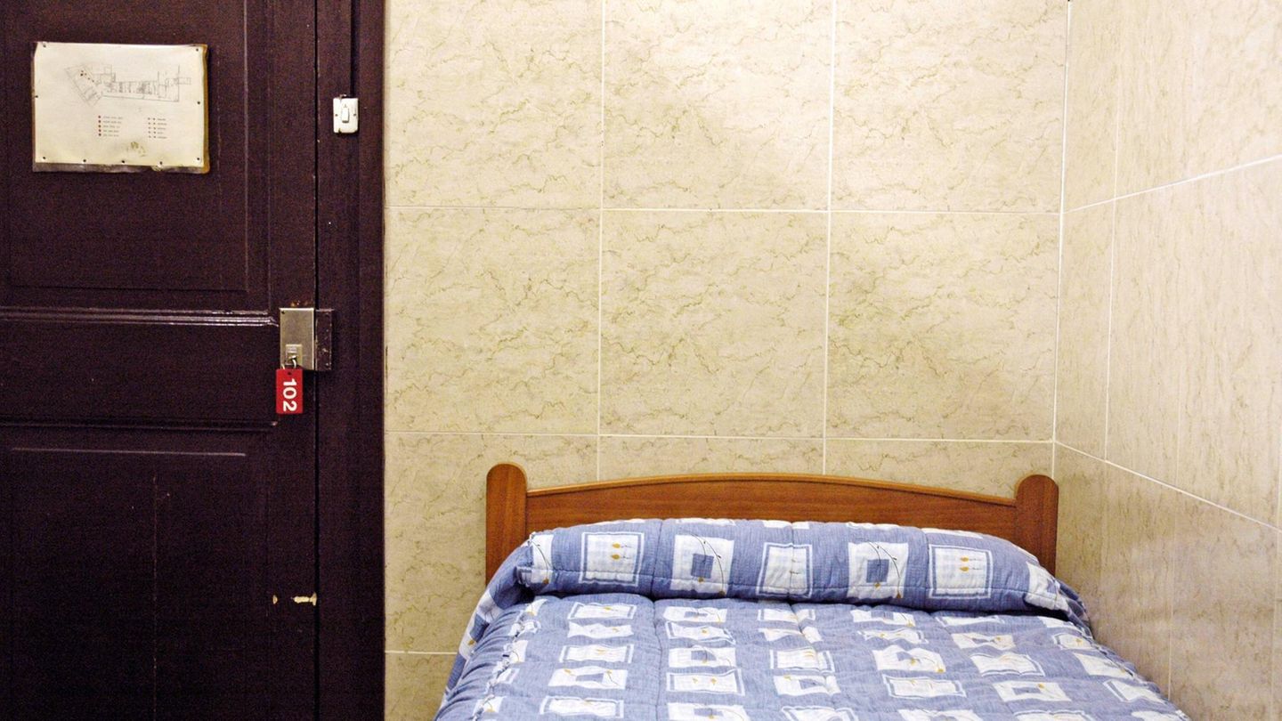 Geheimsprache der Reisekataloge: Zweckmäßig eingerichtete Zimmer Eine missverständliche Formulierung, denn sie ist keineswegs in der Bedeutung von "praktisch" oder den "Urlaubszwecken entsprechend" zu verstehen, sondern als einfach bis ärmlich. Wird eine Unterkunft als "sauber und zweckmäßig" beschrieben, steht gerade mal das allernötigste Mobiliar herum. Zweckmäßig eingerichtete Zimmer Eine missverständliche Formulierung, denn sie ist keineswegs in der Bedeutung von "praktisch" oder den "Urlaubszwecken entsprechend" zu verstehen, sondern als einfach bis ärmlich. Wird eine Unterkunft als "sauber und zweckmäßig" beschrieben, steht gerade mal das allernötigste Mobiliar herum.