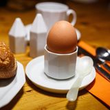 Verstärktes Frühstück  Zusätzlich zum schmalen kontinentalen Frühstück gibt es noch ein Ei und eine Scheibe Wurst oder Käse.