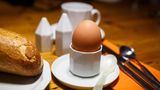 Verstärktes Frühstück  Zusätzlich zum schmalen kontinentalen Frühstück gibt es noch ein Ei und eine Scheibe Wurst oder Käse.