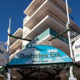 Bei deutschen Gästen beliebt  Laute bierselige Geselligkeit: Freunde von Wienerschnitzel und Currywurst sind hier richtig. Wer landestypisches Ambiente will, sucht sich lieber eine andere Bleibe