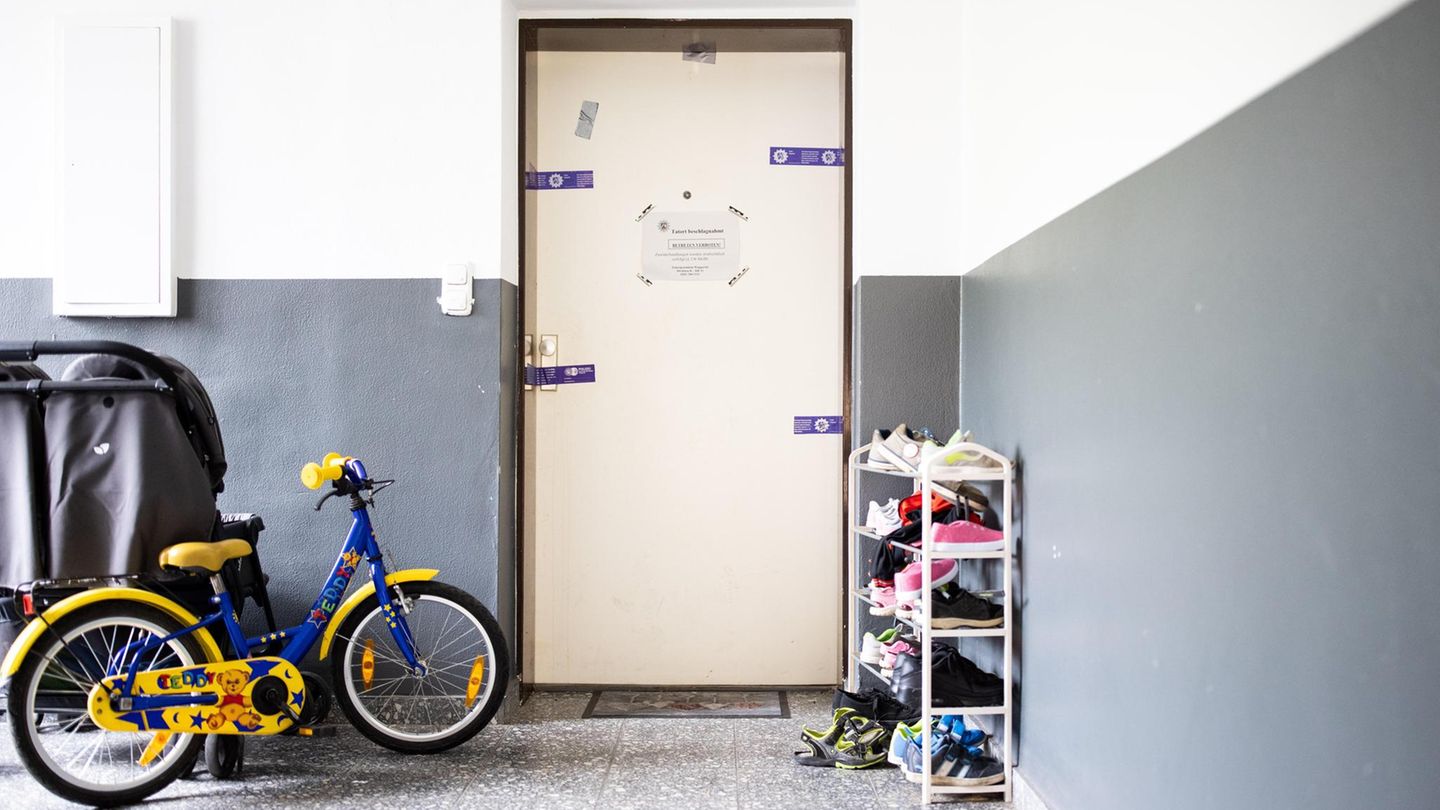 04.09.2020, Nordrhein-Westfalen, Solingen: Siegel der Polizei hängen an einer Wohnungstür, davor stehen ein Kinderwagen, ein Kinderrad und ein Schuhregal. Eine 27 Jahre alte Mutter soll hier fünf Kinder umgebracht haben. Foto: Marcel Kusch/dpa +++ dpa-B... Hinter dieser Tür lebte Christiane K. mit ihren sechs Kindern – zuletzt ohne Ehemann Martin