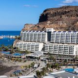 Touristisch gut erschlossen  Bei dieser Formulierung sollte jeder aufpassen: Die Unterkunft befindet sich in einer Bettenburg. Eher einen "anregenden" als einen ruhigen Urlaub dürfte man hier verbringen.