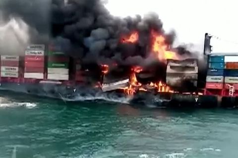 Inferno vor Sri Lanka: Explosion an Bord: Containerschiff steht lichterloh in Flammen