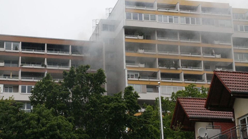 Rodgau Hochhausbrand Rauch steigt aus einem Hochhaus im hessischen Rodgau auf