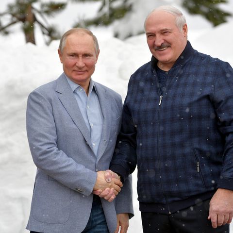 Wladimir Putin (l), Präsident von Russland, posiert mit Alexander Lukaschenko, Präsident von Belarus.