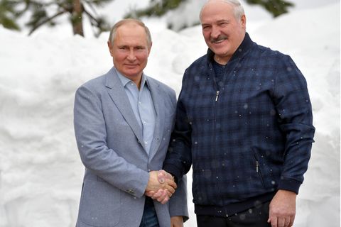 Wladimir Putin (l), Präsident von Russland, posiert mit Alexander Lukaschenko, Präsident von Belarus.