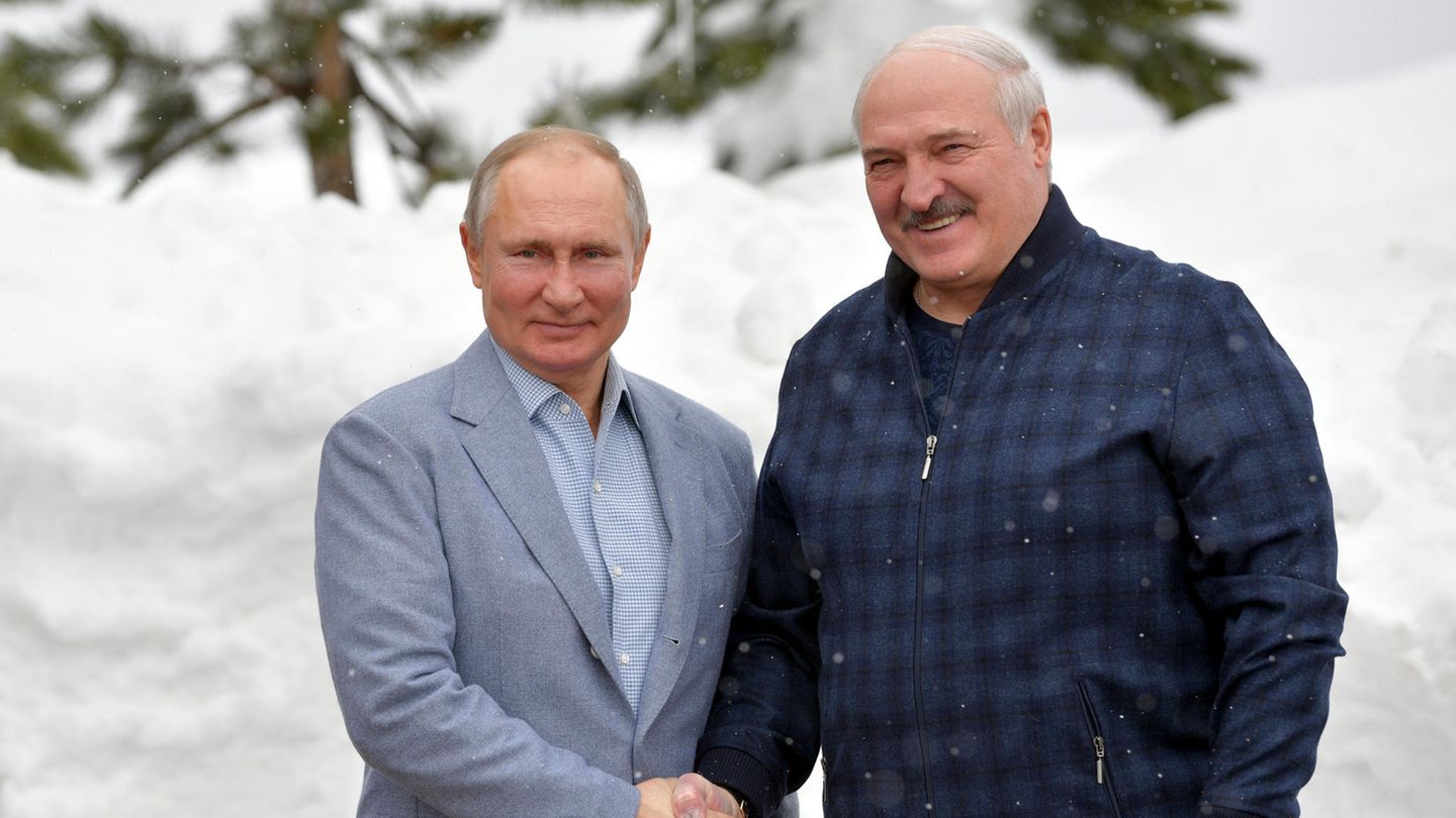 Wladimir Putin (l), Präsident von Russland, posiert mit Alexander Lukaschenko, Präsident von Belarus.