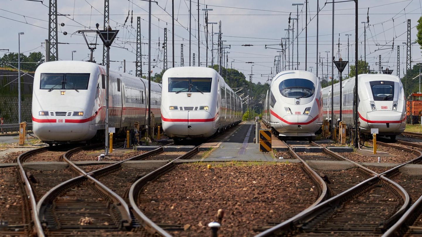 Bild 1 von 21 der Fotostrecke zum Klicken:  Vier ICE-Generationen sind heute im Einsatz. Links der ICE 1 bis rechts zum ICE 4.