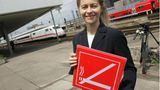 Die Bahn gewöhnt ihren Kunden 2005 das Rauchen ab: Die damalige Sozialministerin Ursula von der Leyen steht am Bahnhof Hannover mit einem Nichtraucherschild.