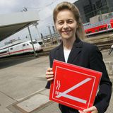 Die Bahn gewöhnt ihren Kunden 2005 das Rauchen ab: Die damalige Sozialministerin Ursula von der Leyen steht am Bahnhof Hannover mit einem Nichtraucherschild.