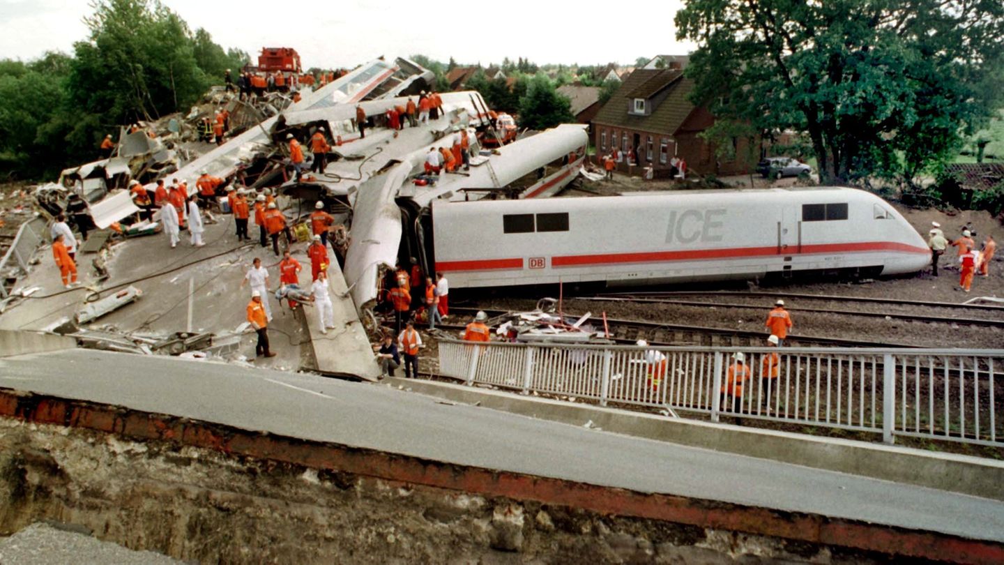 3. Juni 1998 in Eschede bei Celle: Der Intercity-Express "Wilhelm Conrad Röntgen" von München nach Hamburg entgleist bei Tempo 200 und prallt gegen eine Brücke. 101 Menschen sterben, 88 werden schwer verletzt.
