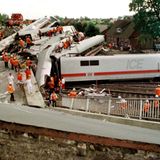 3. Juni 1998 in Eschede bei Celle: Der Intercity-Express "Wilhelm Conrad Röntgen" von München nach Hamburg entgleist bei Tempo 200 und prallt gegen eine Brücke. 101 Menschen sterben, 88 werden schwer verletzt.