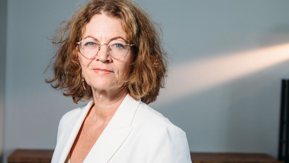 Foodtrends: Hanni Rützler forscht seit über 25 Jahren zu Fragen der Ess- und Trinkkultur. Sie ist Autorin ihres seit 2014 jährlich vom Zukunftsinstitut herausgegebenen Foodreports, der in der Branche als Barometer dafür gilt, wie der Verbraucher tickt und was er will. Hanni Rützler forscht seit über 25 Jahren zu Fragen der Ess- und Trinkkultur. Sie ist Autorin ihres seit 2014 jährlich vom Zukunftsinstitut herausgegebenen Foodreports, der in der Branche als Barometer dafür gilt, wie der Verbraucher tickt und was er will.