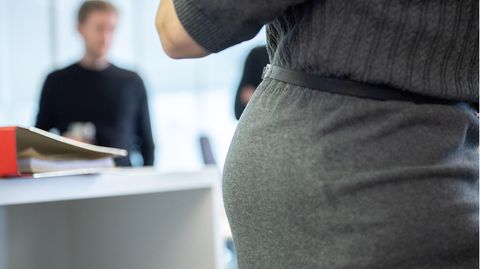 Schwangere im Büro