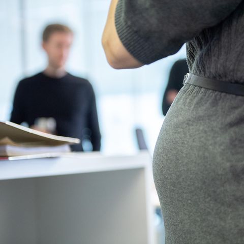 Schwangere im Büro