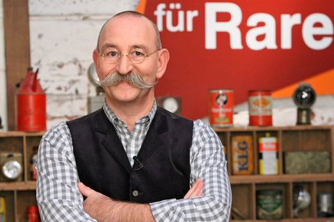 Horst Lichter steht im Studio von "Bares für Rares" und schaut in die Kamera