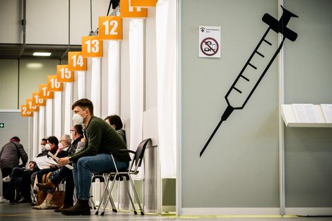 Berlin: Menschen warten im Corona-Impfzentrum auf dem Messegelände auf ihre Impfung
