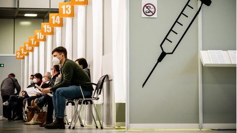 Berlin: Menschen warten im Corona-Impfzentrum auf dem Messegelände auf ihre Impfung