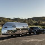 Der Silberstreif von Caravan  Hingucker gefällig oder selbst auf dem Campingplatz in Monte Carlo, falls es den geben sollte, standesgemäß glänzen? Unter dem macht es der "Road Chief" des US-Herstellers Bowlus nämlich nicht. Von außen wirkt der Luxus-Wohnwagen wie ein Bootsrumpf, von innen wie die Kabine einer eleganten Luxusyacht. Mit dem berühmten Airstream Silverliner hat der Bowlus nur mittelbar etwas zu tun. Den Bowlus gab es schon 1934, das Unternehmen ging in die Pleite, wurde aufgekauft und erwachte als Airstream zu neuem Leben. Erst 2012 sicherte sich ein Autosammler die Markenrechte an Bowlus und entwickelte auf der Basis des Originals diese Luxus-Caravans.
