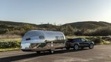 Der Silberstreif von Caravan  Hingucker gefällig oder selbst auf dem Campingplatz in Monte Carlo, falls es den geben sollte, standesgemäß glänzen? Unter dem macht es der "Road Chief" des US-Herstellers Bowlus nämlich nicht. Von außen wirkt der Luxus-Wohnwagen wie ein Bootsrumpf, von innen wie die Kabine einer eleganten Luxusyacht. Mit dem berühmten Airstream Silverliner hat der Bowlus nur mittelbar etwas zu tun. Den Bowlus gab es schon 1934, das Unternehmen ging in die Pleite, wurde aufgekauft und erwachte als Airstream zu neuem Leben. Erst 2012 sicherte sich ein Autosammler die Markenrechte an Bowlus und entwickelte auf der Basis des Originals diese Luxus-Caravans.