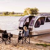 Departure One: Urlaub im "FlieWaTüt"  Die älteren Semester werden die Kinderserie "Robbi, Tobbi und das FlieWaTüt" vielleicht noch kennen, deren Gefährt fliegen sowie schwimmen konnte und auf der Straße zum Auto wurde. Bis auf das Fliegen kann der "Departure One" von Caravanboat mithalten. Zu Lande auf dem Trailer ist er ein Wohnwagen, ohne Trailer wird er zum waschechten Hausboot. Mit dem Wohnboot sind also abwechslungsreiche Urlaube möglich. Dank des geringen Tiefgangs muss die Crew selbst flache Binnengewässer nicht fürchten. Das Auto sollte aber mindestens 2,3 Tonnen an den Haken nehmen können. Die Solarpanele auf dem Dach versorgen die Geräte und den Antrieb mit Energie. Auf Wunsch gibt es auch einen 50 PS Benzinaußenborder.