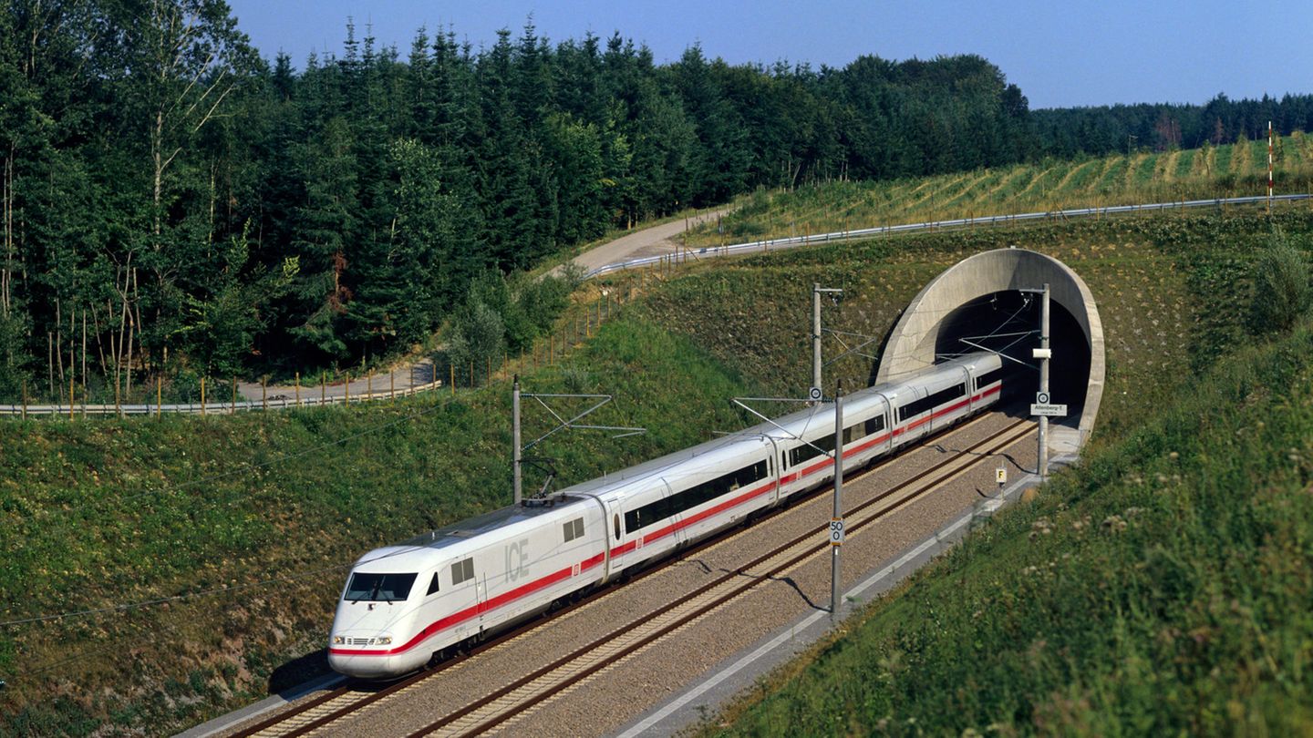 Kommen wir zu den verschiedenen Generationen der ICE-Flotte: Der ICE 1 der Baureihe 401 (58 Exemplare) ist seit 1991 in Betrieb. Der 358 Meter lange "Langzug" hat 703 Sitzplätze, ein Redesign erfolgte 2005.