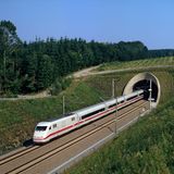 Kommen wir zu den verschiedenen Generationen der ICE-Flotte: Der ICE 1 der Baureihe 401 (58 Exemplare) ist seit 1991 in Betrieb. Der 358 Meter lange "Langzug" hat 703 Sitzplätze, ein Redesign erfolgte 2005.