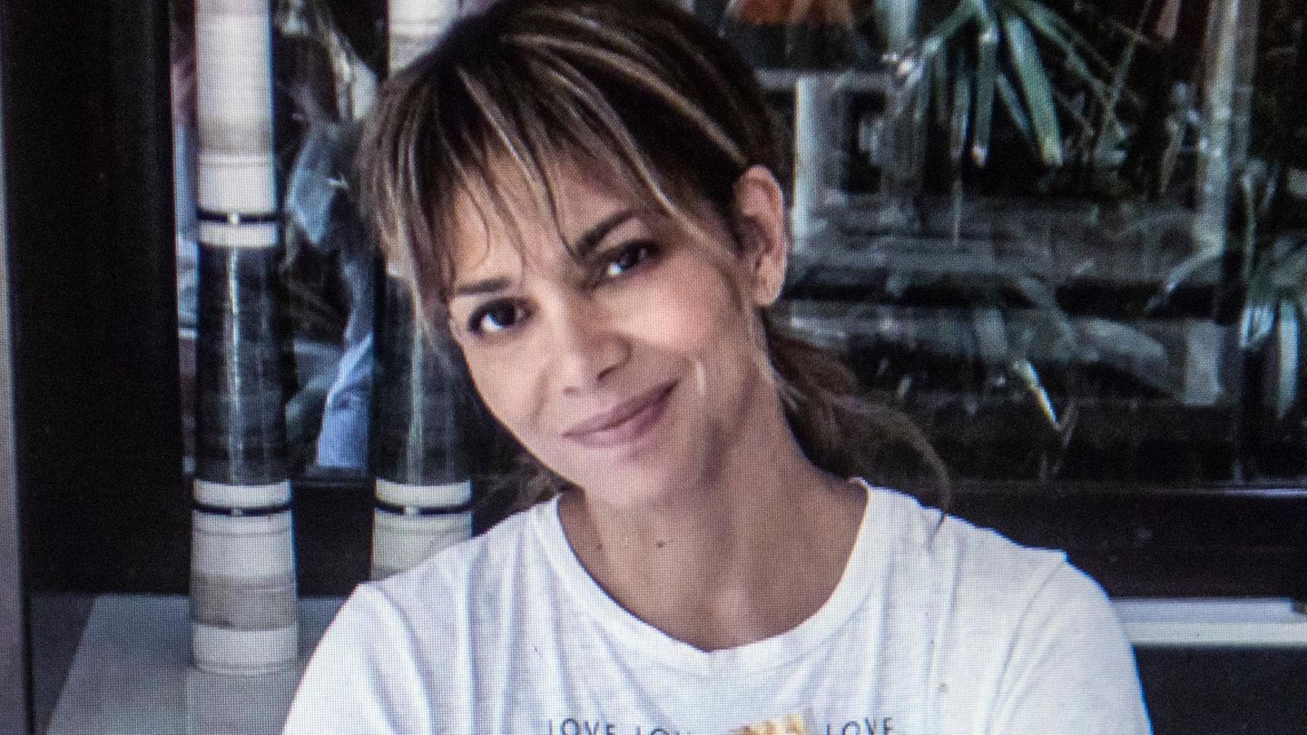 Halle Berry mit einem Keto-Kochbuch